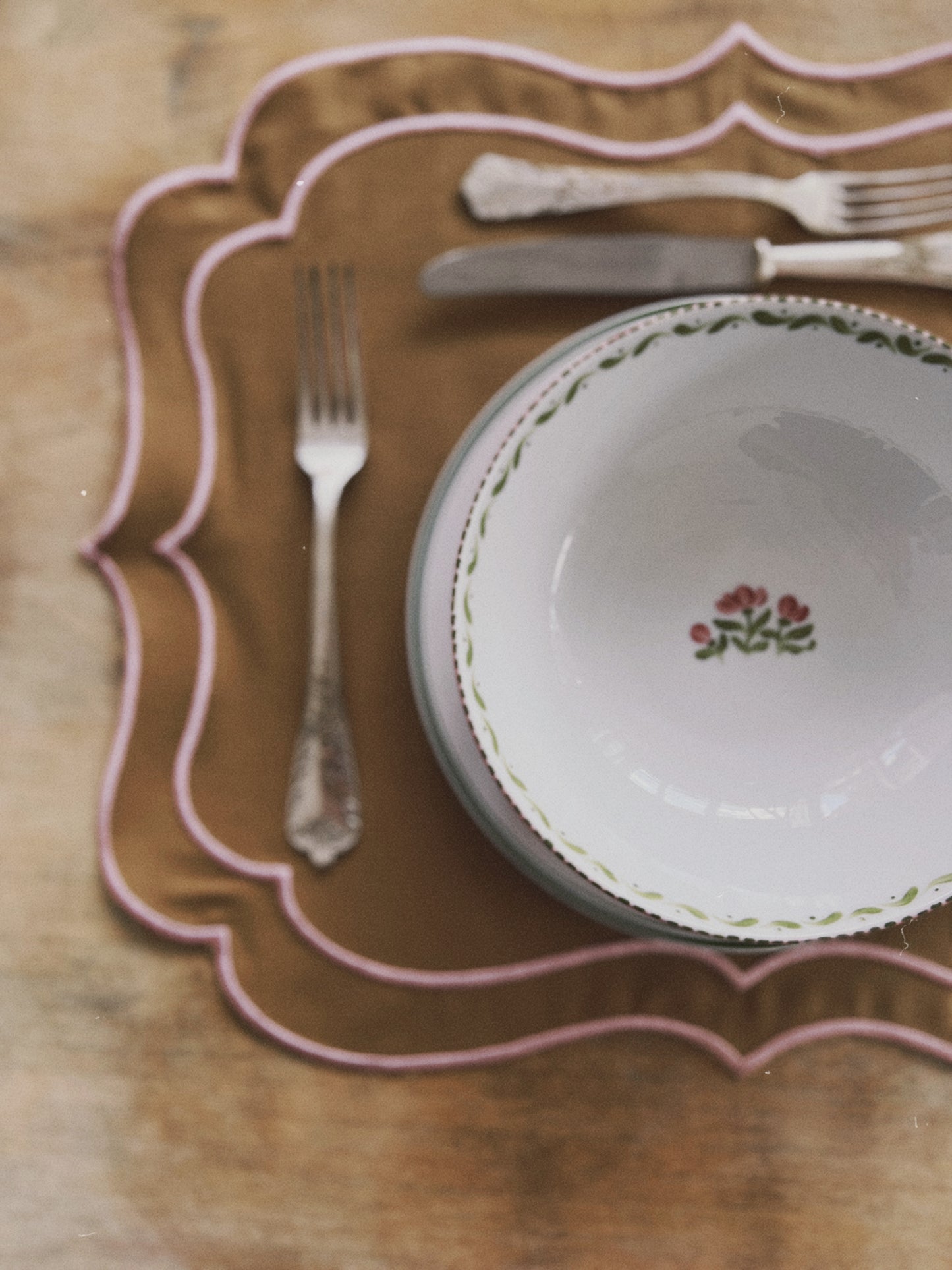 SET OF 2 PLAIN PLAIN TABLEMATS WITH SCALLOP, BROWN