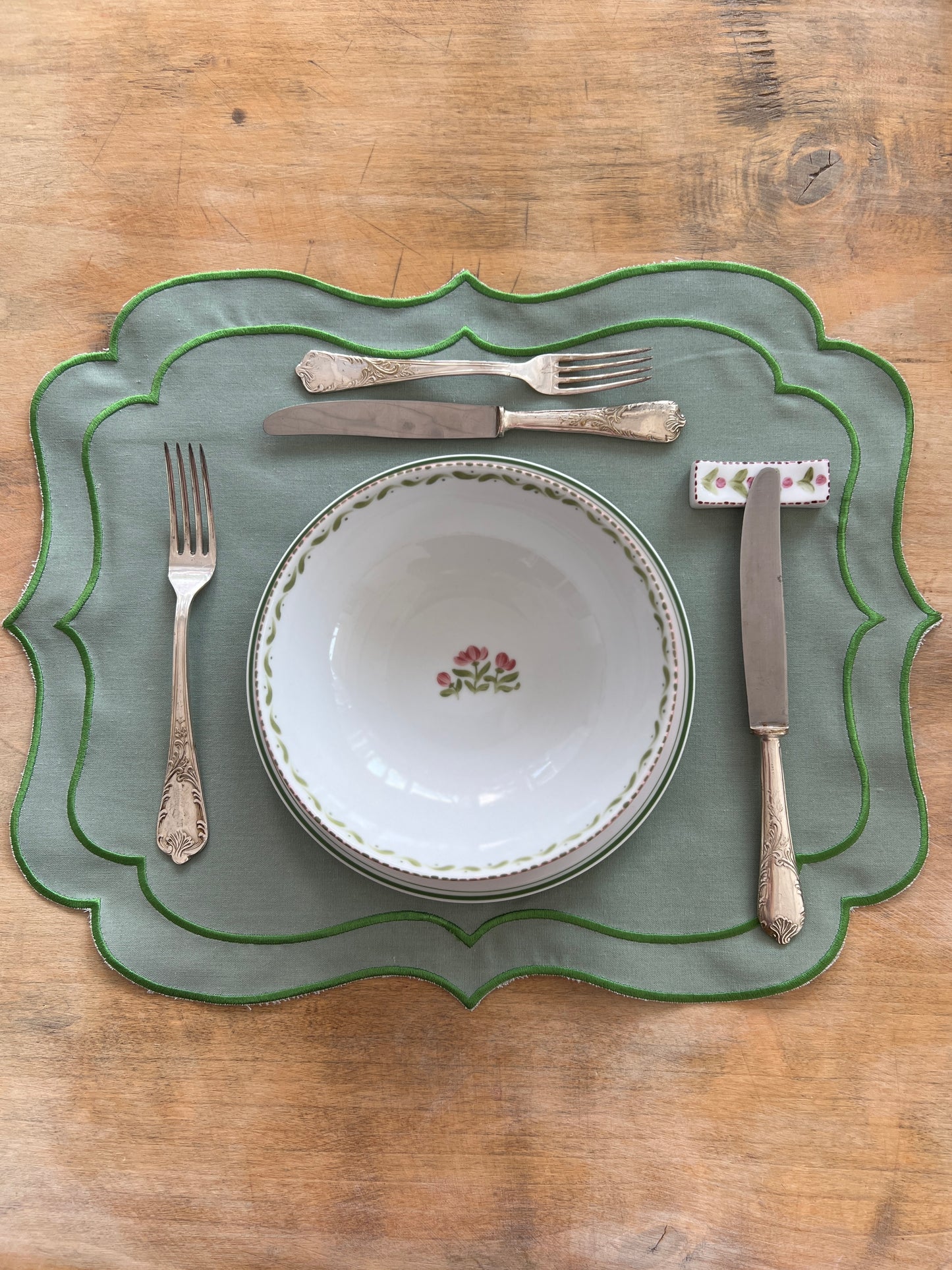 SET OF 2 PLAIN PLAIN TABLEMATS WITH SCALLOP, SAGE GREEN