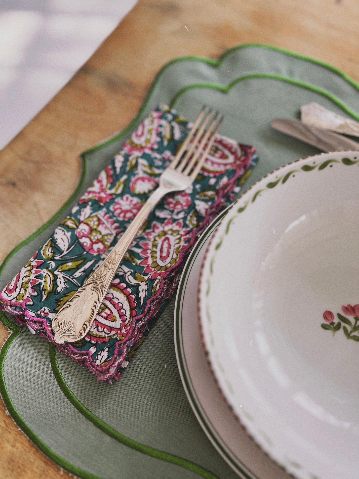 SET OF 2 BLOCK PRINT COTTON NAPKINS WITH AQUAMARINE WAVE SCALLOP