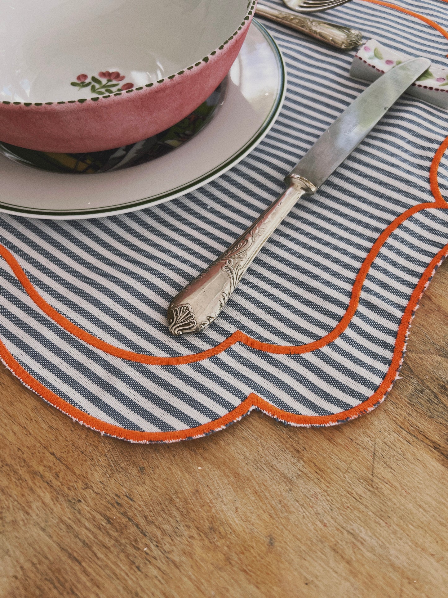 SET OF 2 STRIPED PLACEMATS WITH SCALLOP, BLUE ORANGE