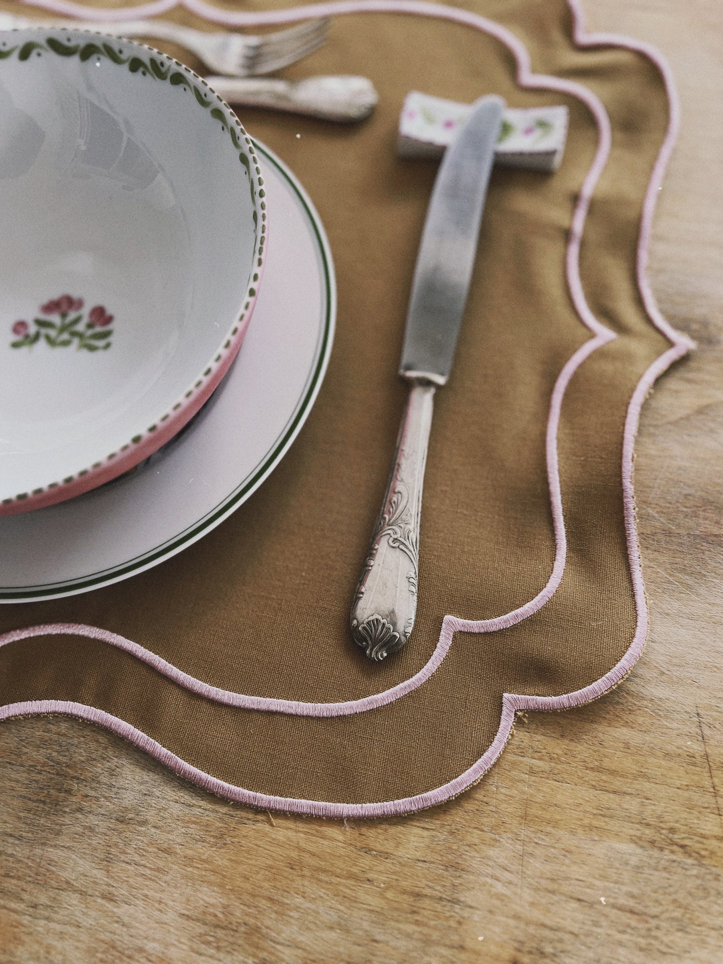 SET OF 2 PLAIN PLAIN TABLEMATS WITH SCALLOP, BROWN