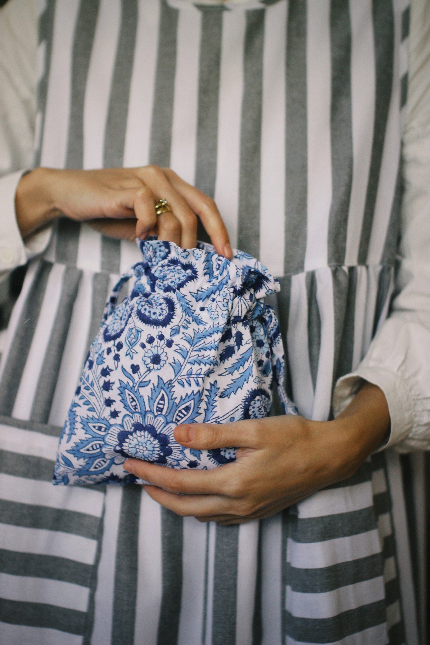 BLUE FLORAL SMALL BLOCK PRINT BAG