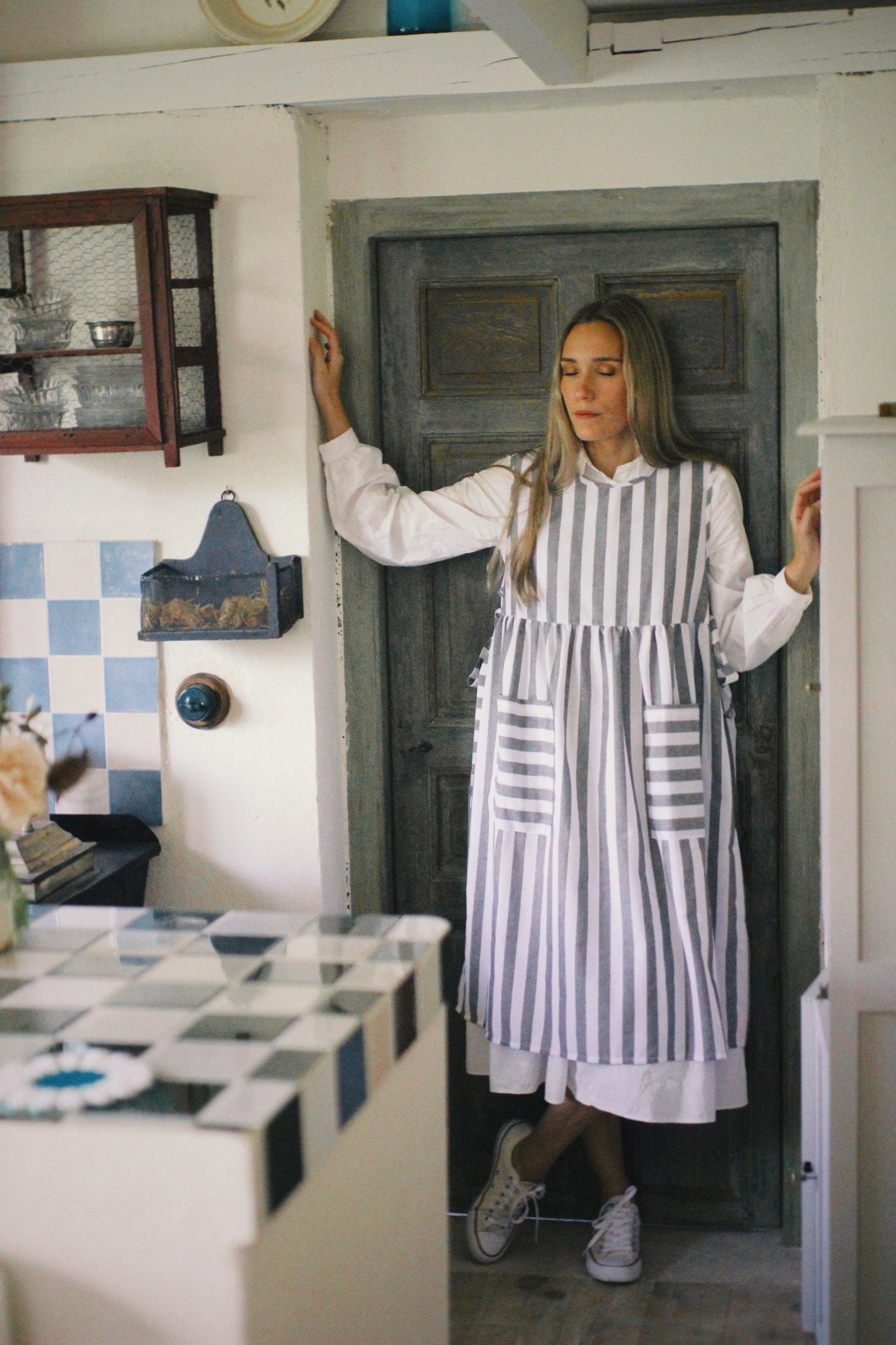 GRAY STRIPED LINEN APRON WITH BOW