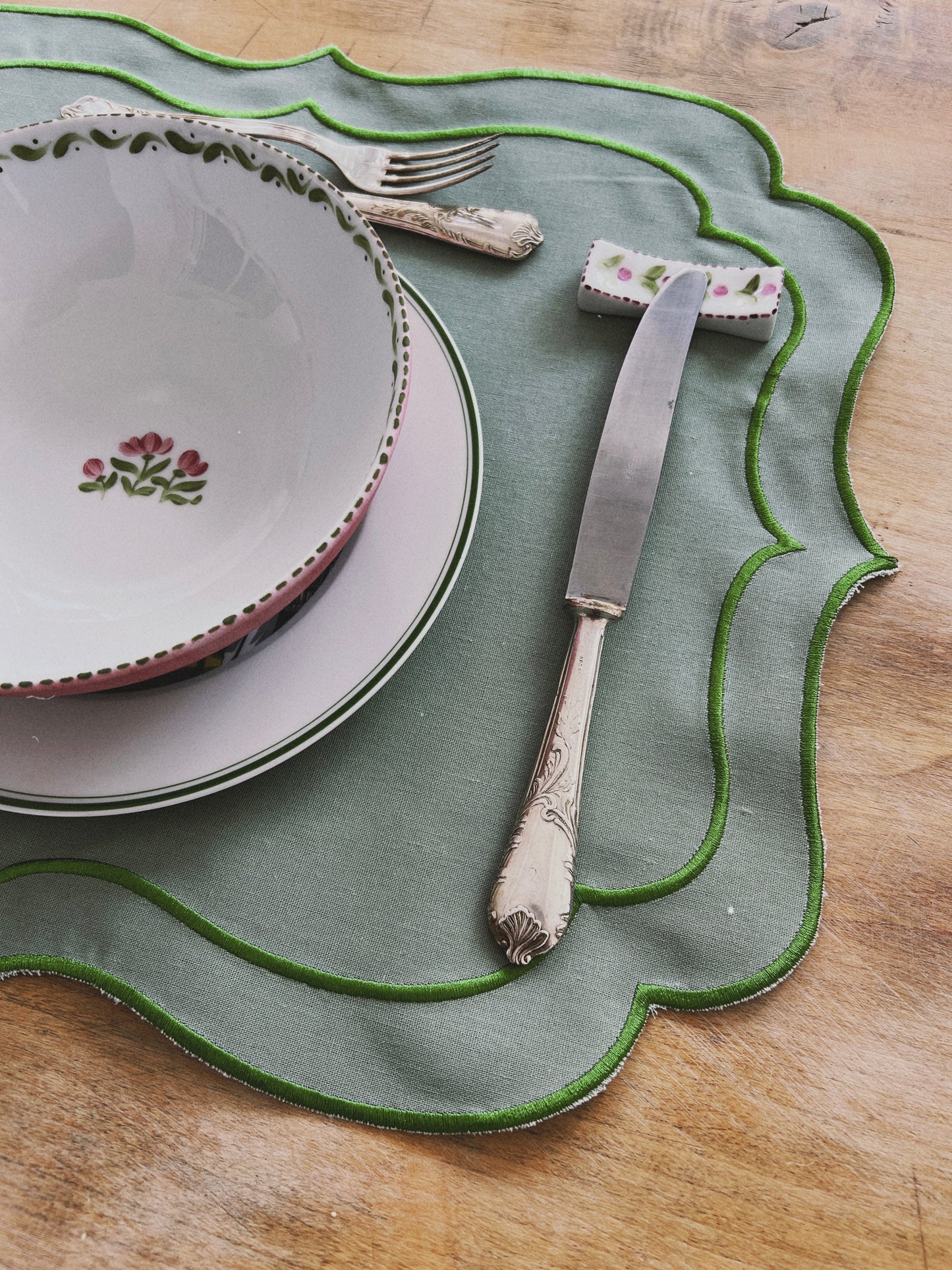 SET OF 2 PLAIN PLAIN TABLEMATS WITH SCALLOP, SAGE GREEN