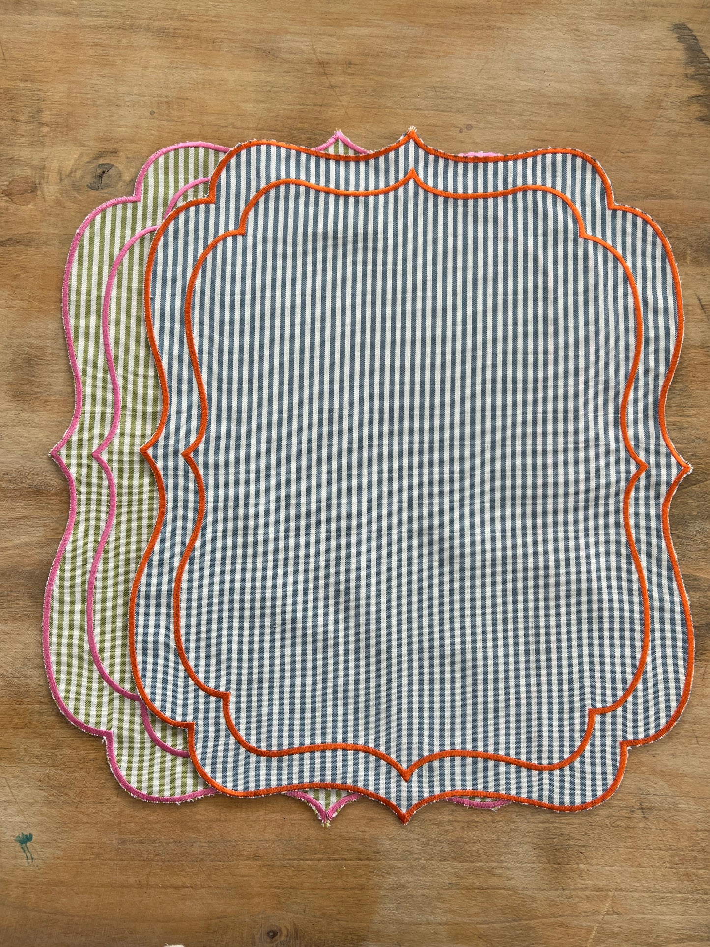 SET OF 2 STRIPED PLACEMATS WITH SCALLOP, BLUE ORANGE