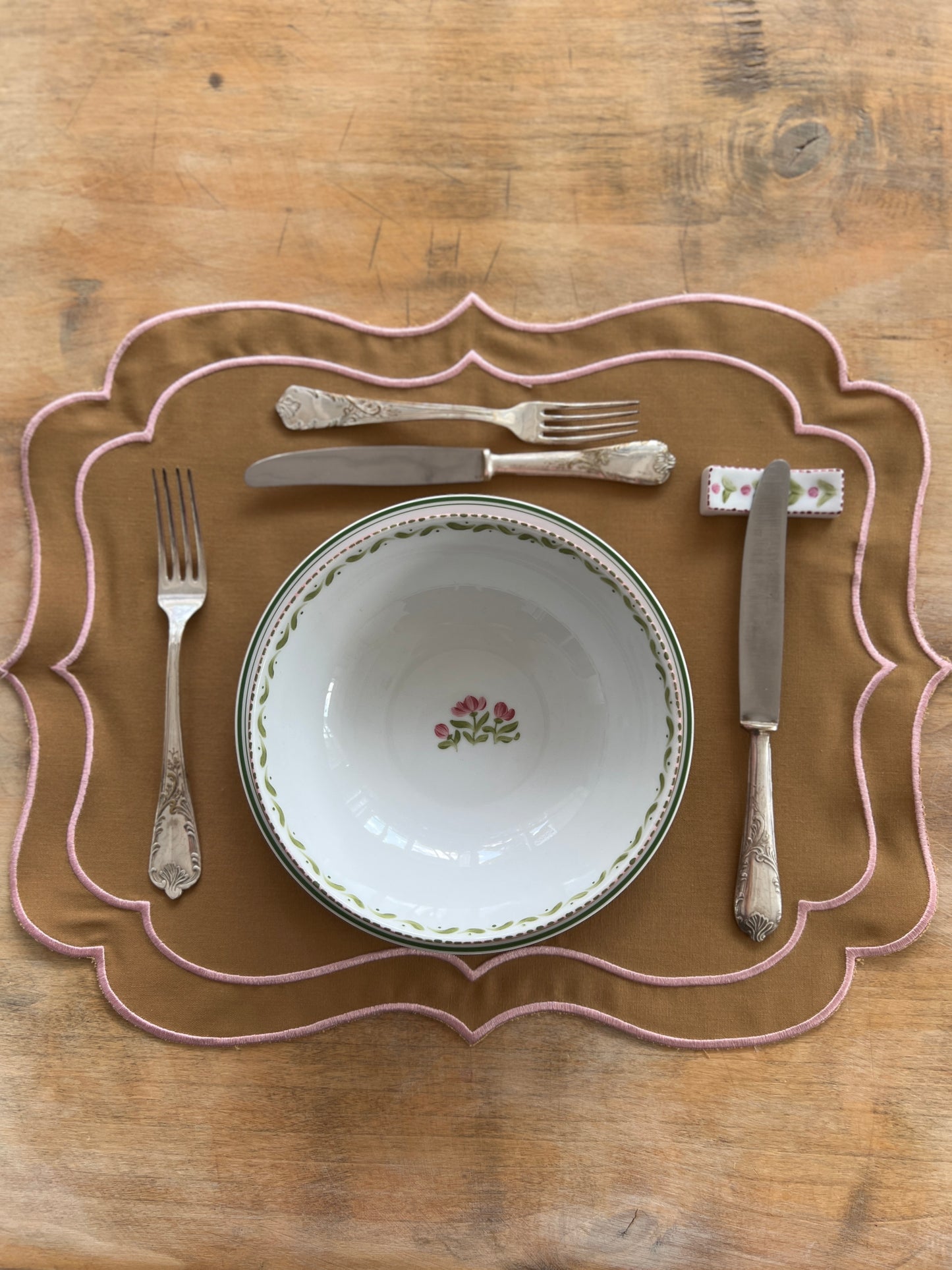 SET OF 2 PLAIN PLAIN TABLEMATS WITH SCALLOP, BROWN