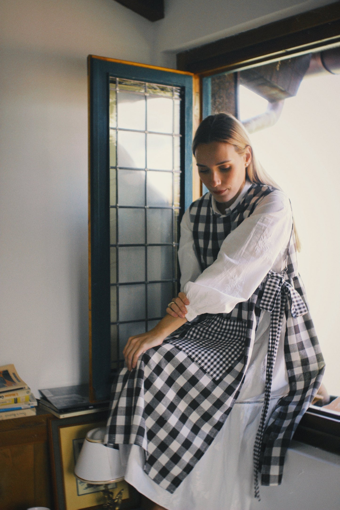 BROWN VICHY LINEN APRON WITH BOW