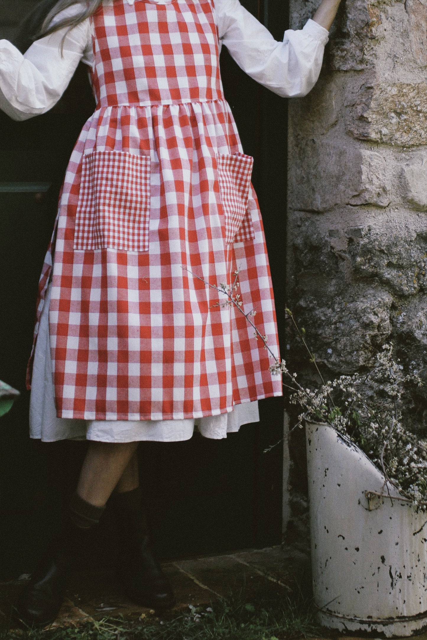RED VICHY LINEN APRON WITH BOW