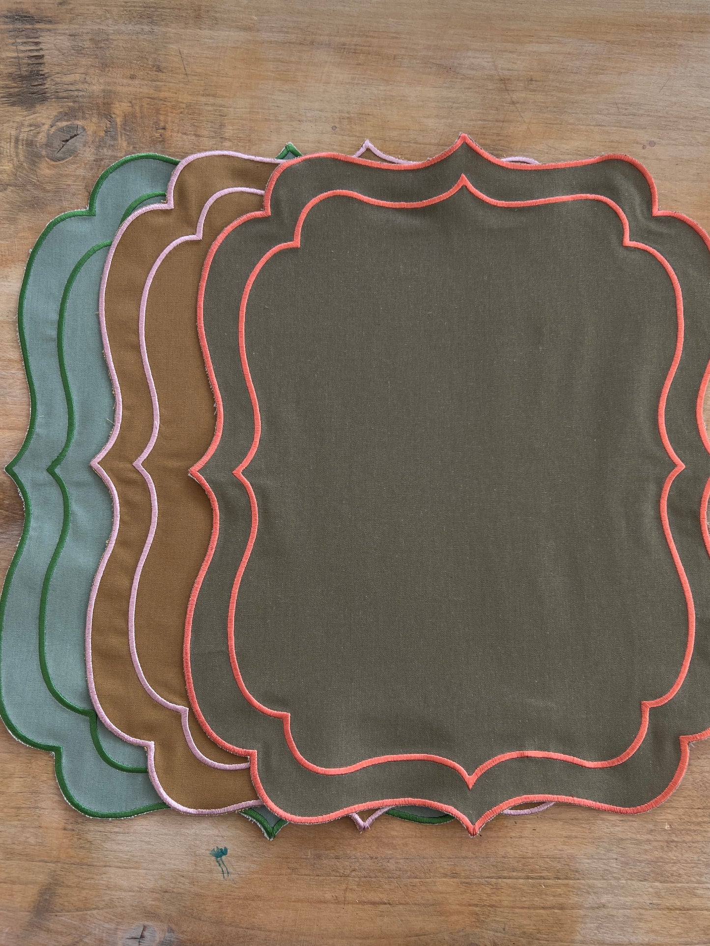 SET OF 2 PLAIN PLAIN TABLEMATS WITH SCALLOP, SAGE GREEN