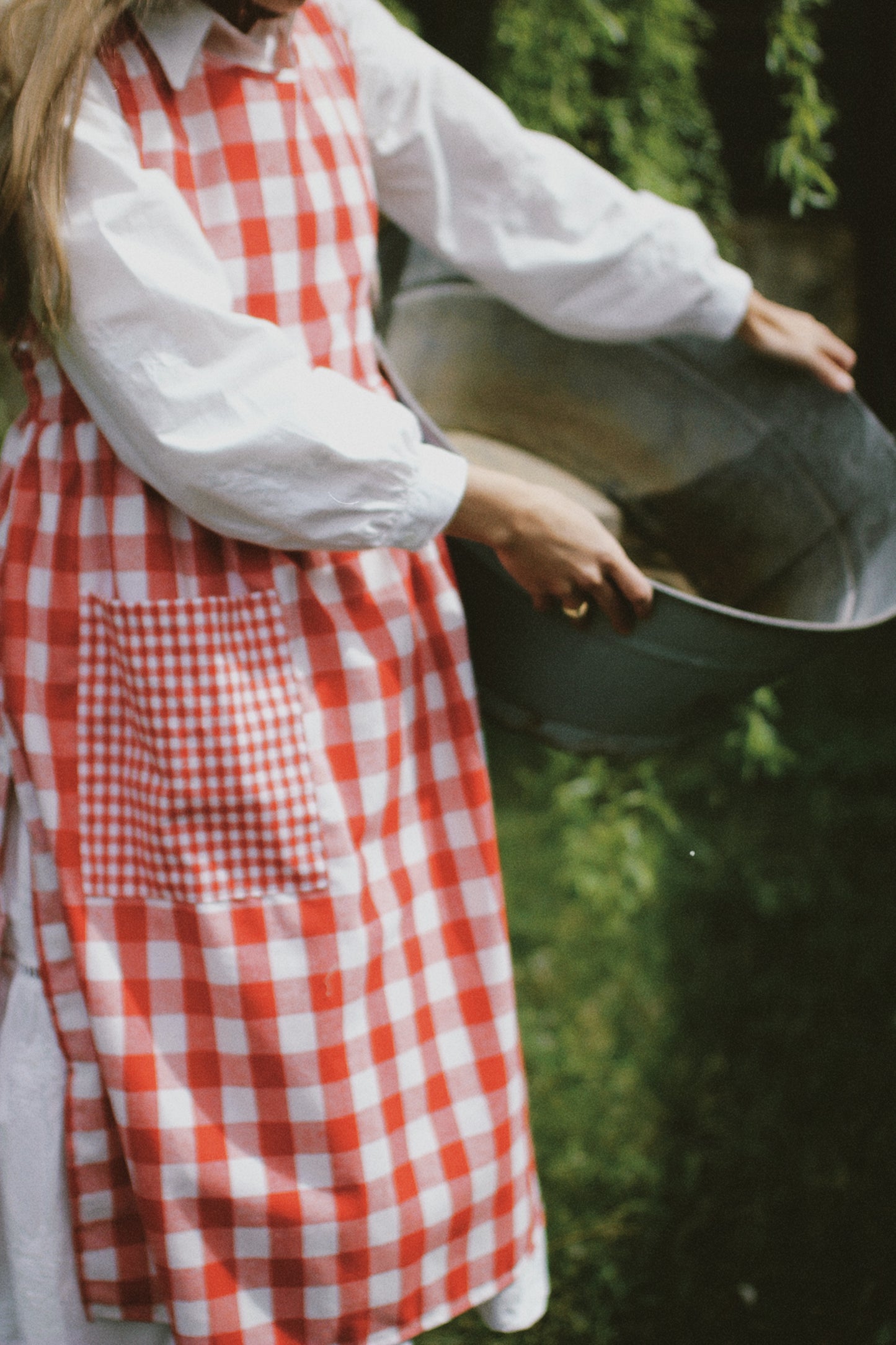 RED VICHY LINEN APRON WITH BOW