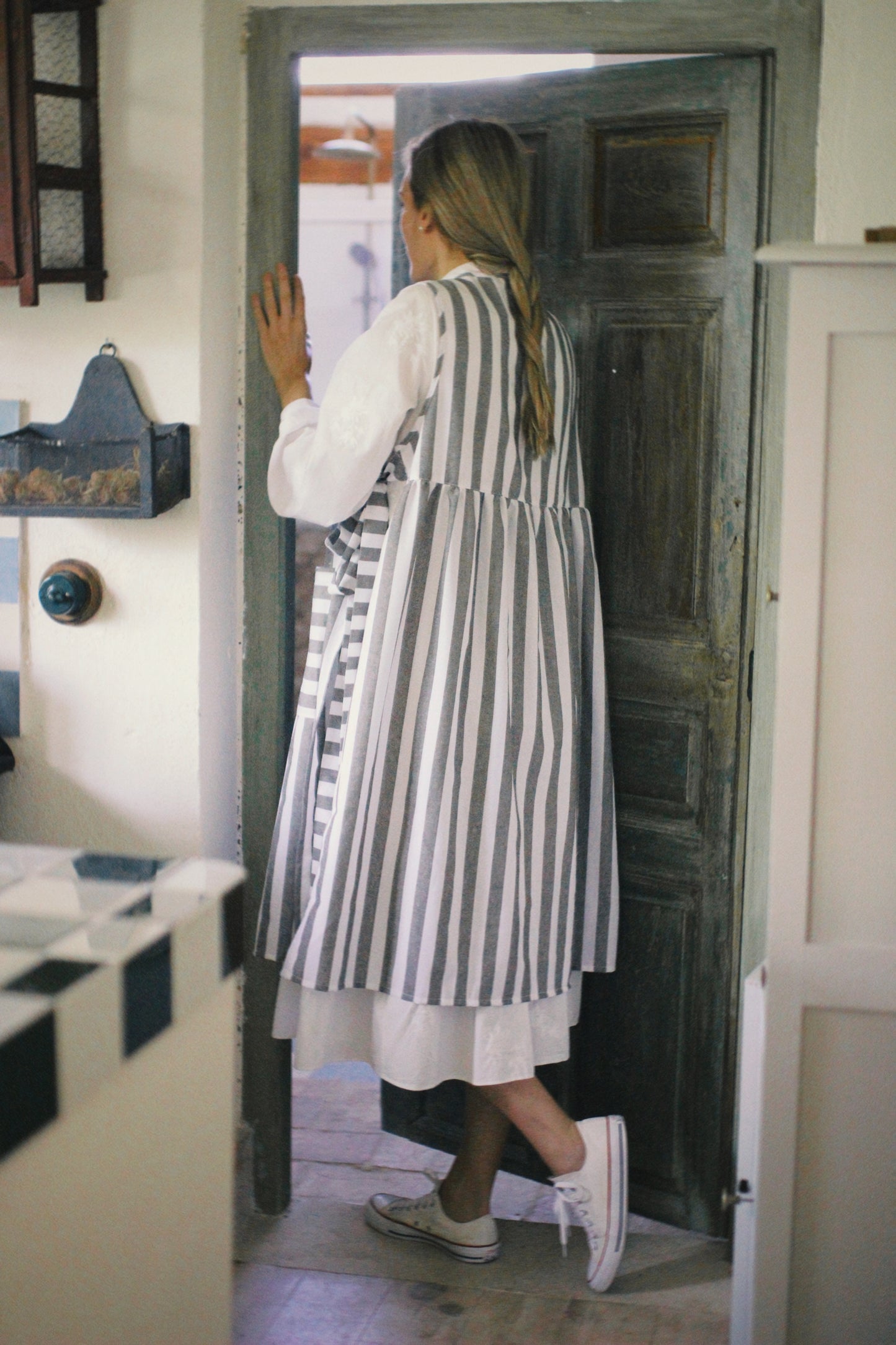GRAY STRIPED LINEN APRON WITH BOW