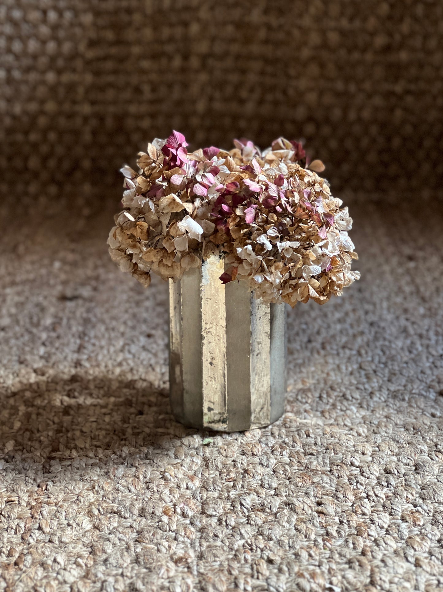 CRYSTAL VASE WITH GOLD WHITE STRIPES