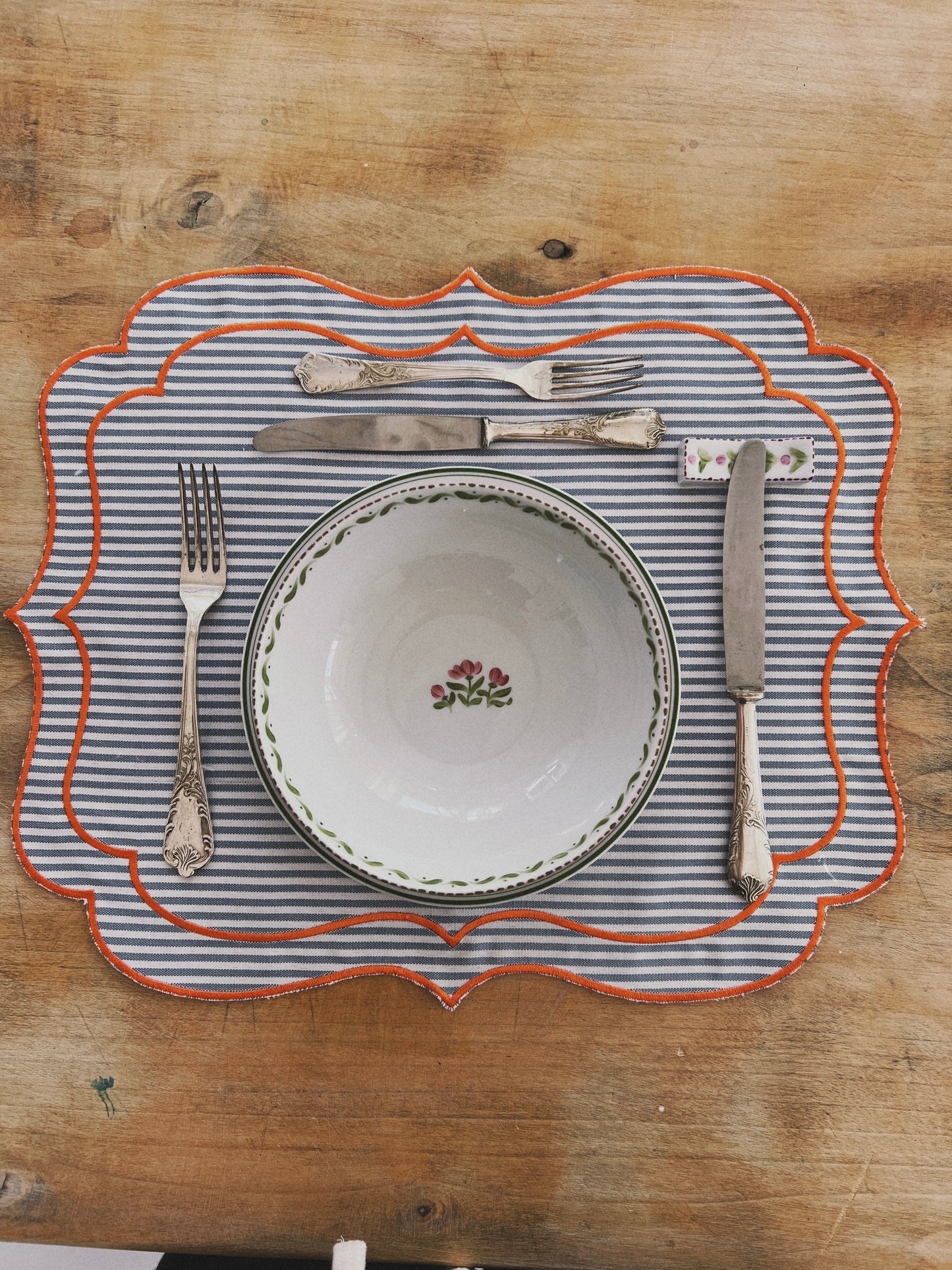 SET OF 2 STRIPED PLACEMATS WITH SCALLOP, BLUE ORANGE