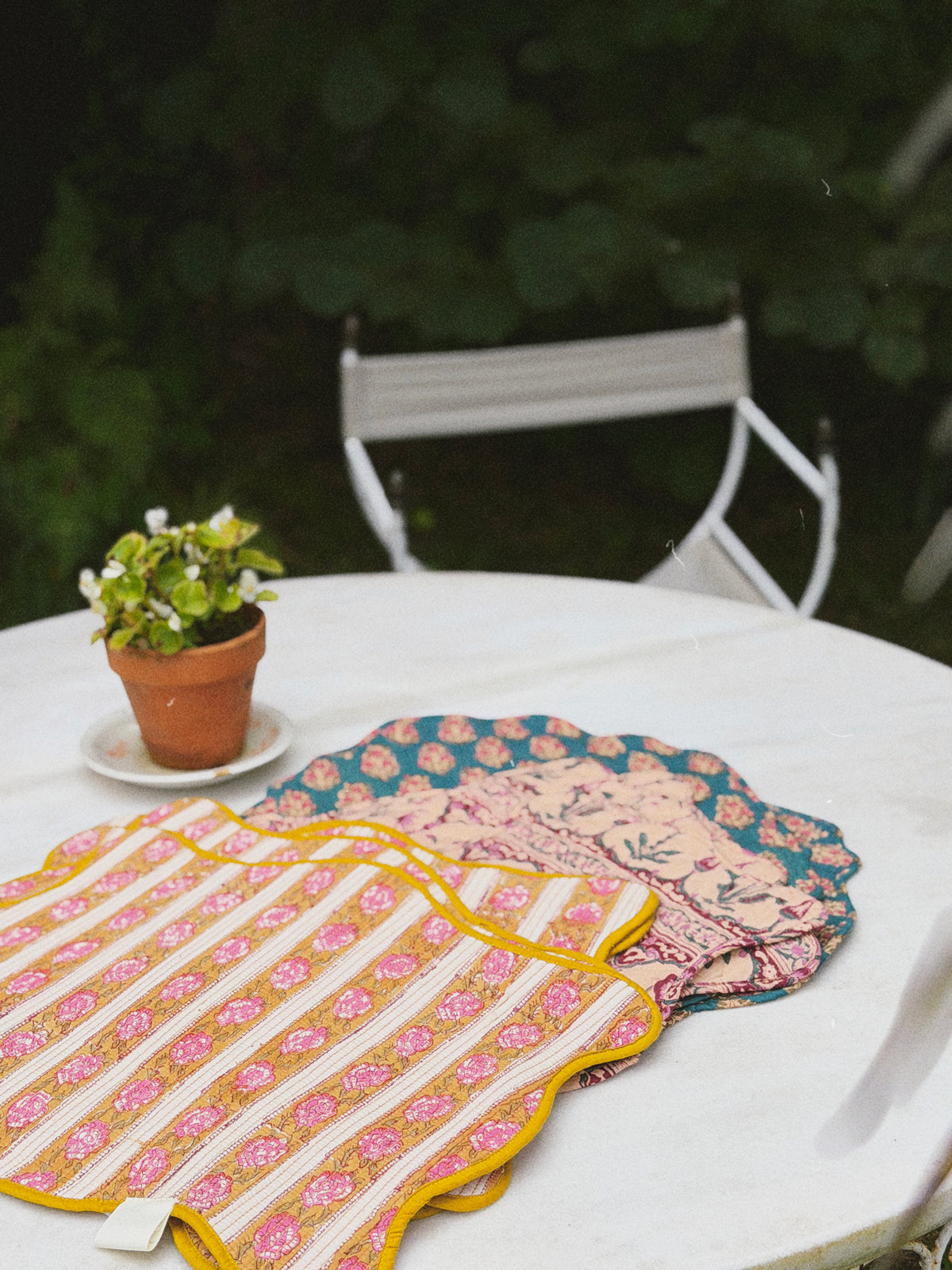 SET 2 MANTELES INDIVIDUALES ACOLCHADOS FLORAL COLOR OCRE