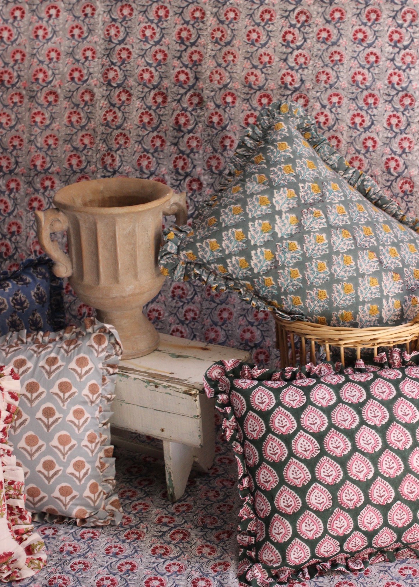 COJÍN VOLANTES BLOCK PRINT FLORAL