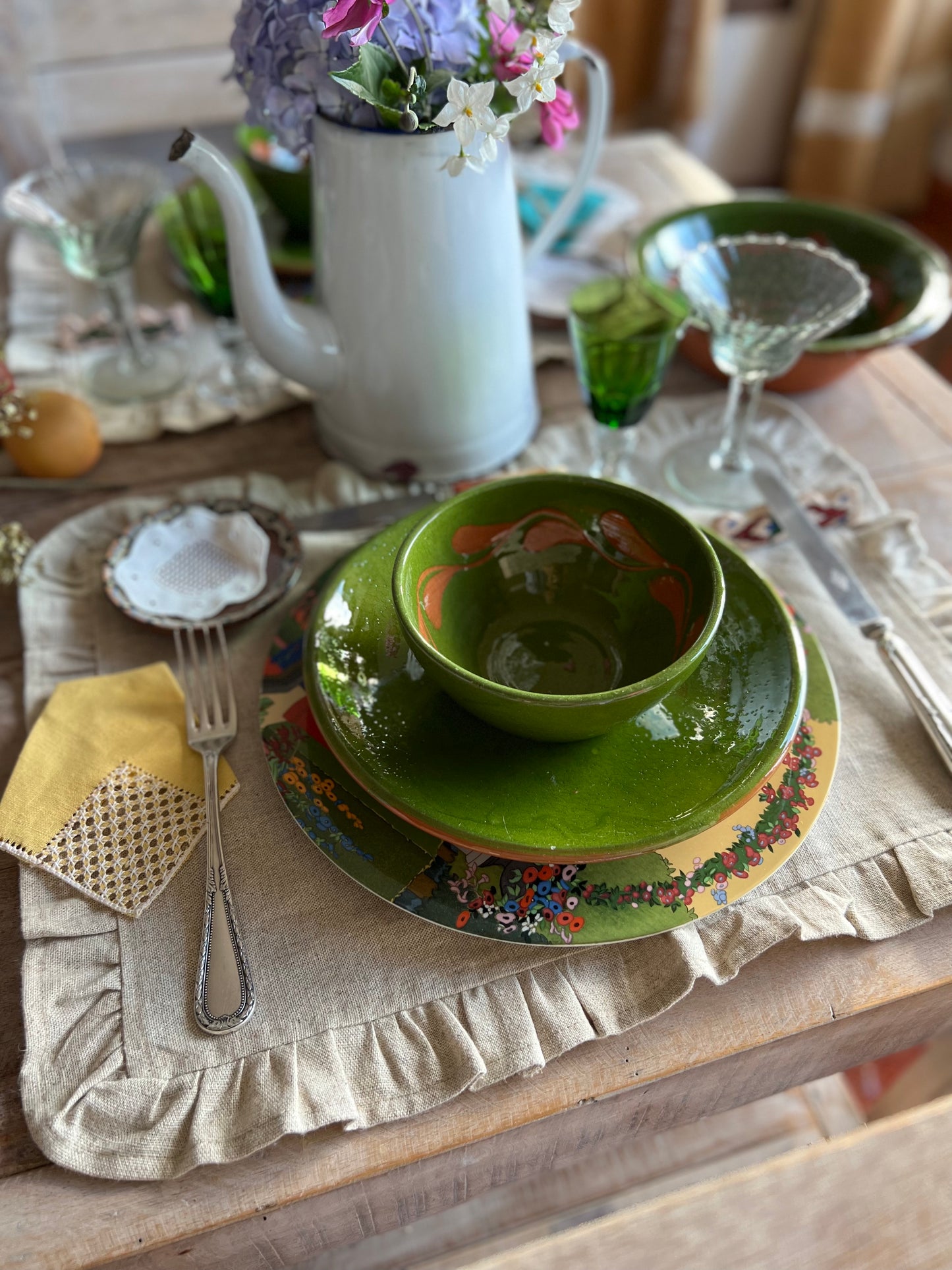 INDIVIDUAL TABLECLOTH WITH BEIGE LINEN RUFFLES