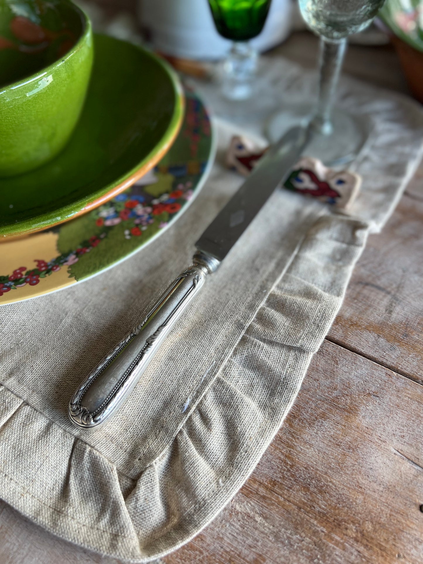 INDIVIDUAL TABLECLOTH WITH BEIGE LINEN RUFFLES