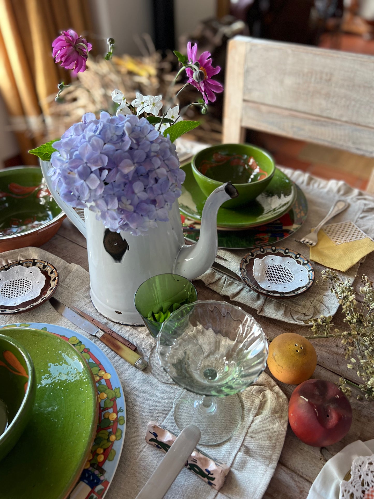INDIVIDUAL TABLECLOTH WITH BEIGE LINEN RUFFLES