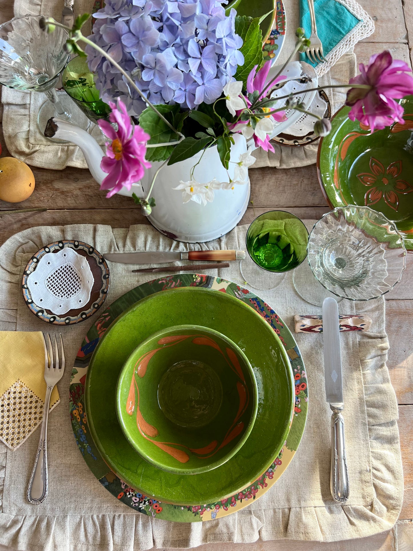 INDIVIDUAL TABLECLOTH WITH BEIGE LINEN RUFFLES