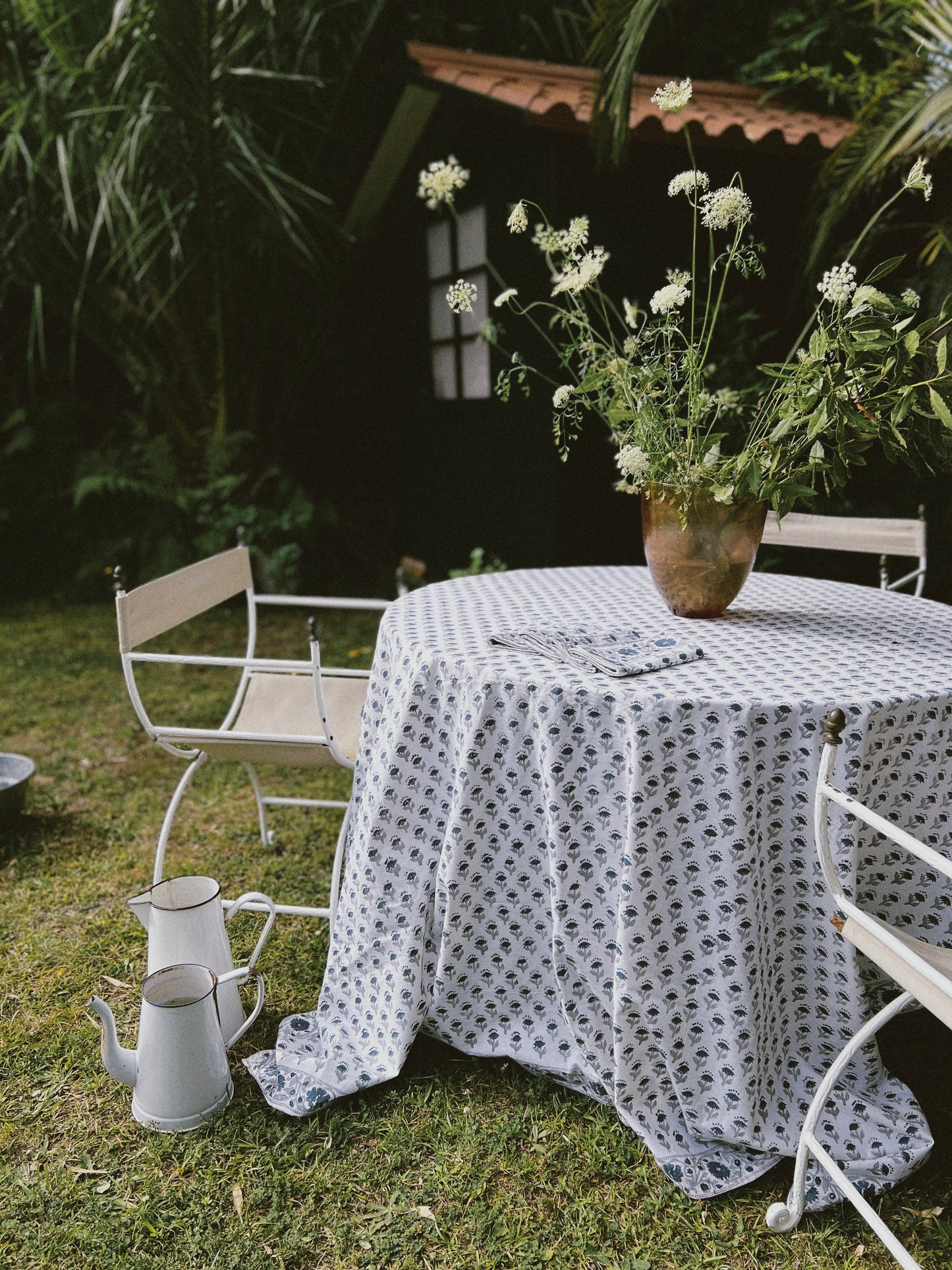 TABLECLOTH AND NAPKINS SET BLOCK PRINT WHITE BLUE