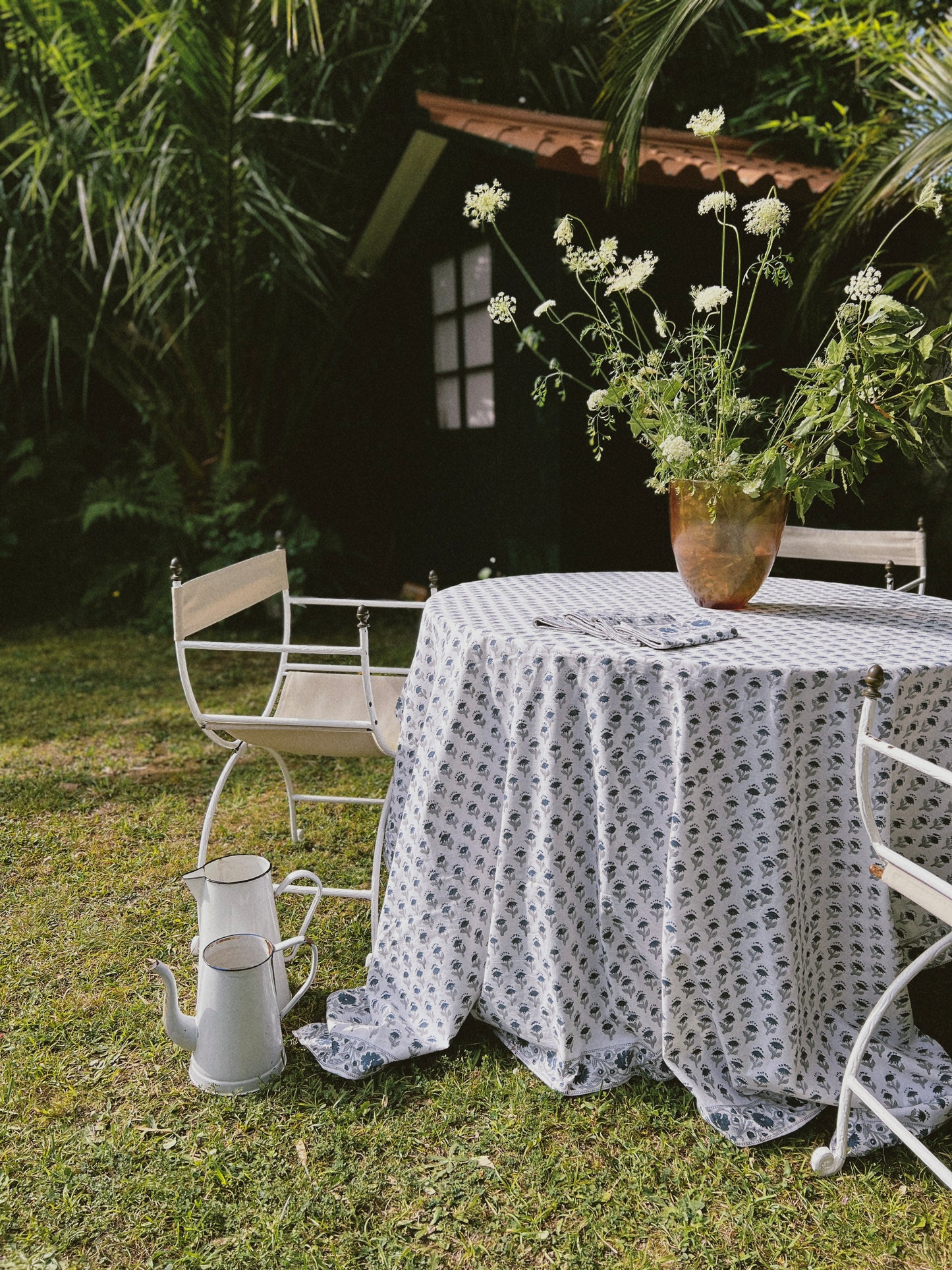 TABLECLOTH AND NAPKINS SET BLOCK PRINT WHITE BLUE