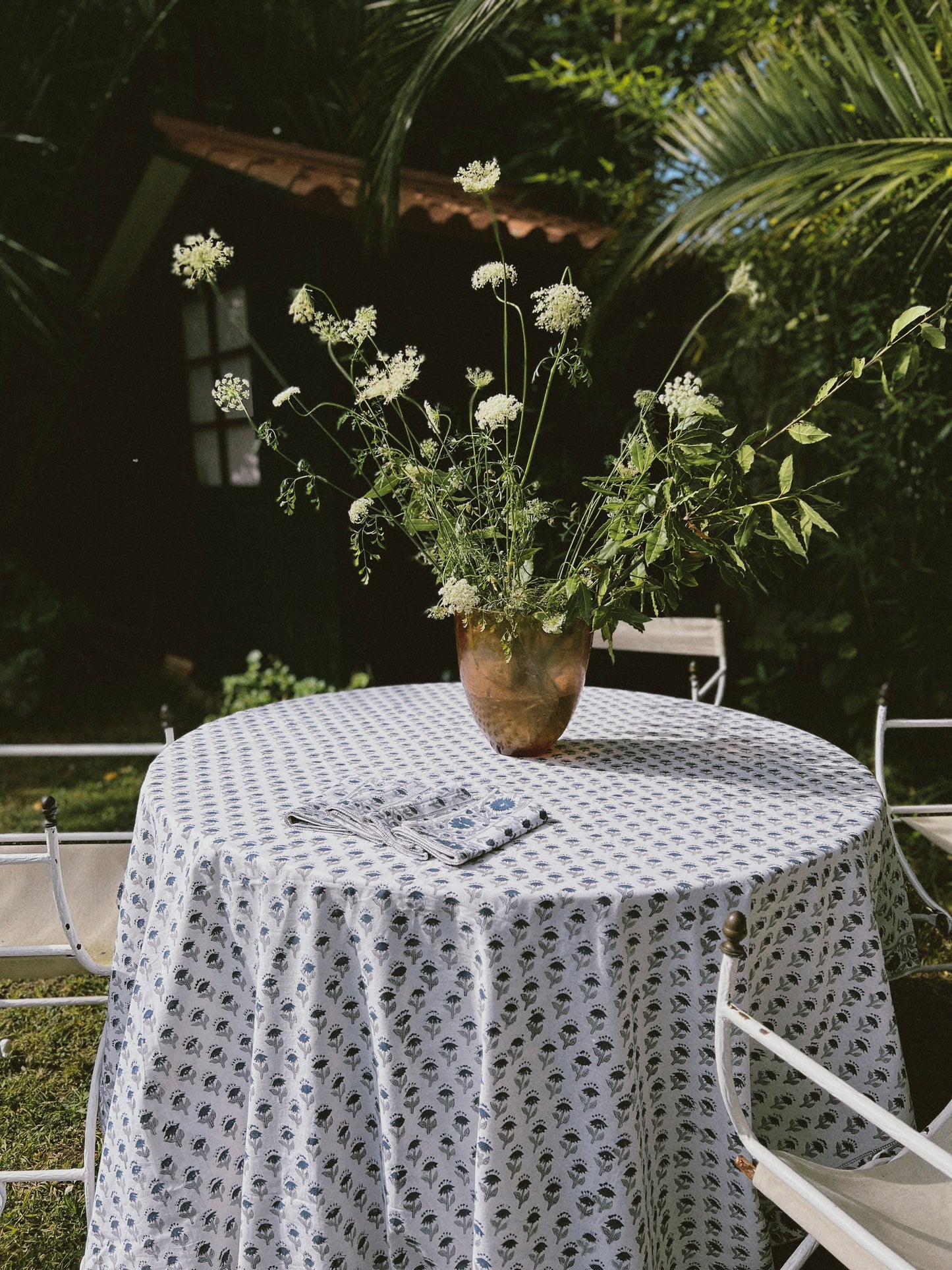 TABLECLOTH AND NAPKINS SET BLOCK PRINT WHITE BLUE