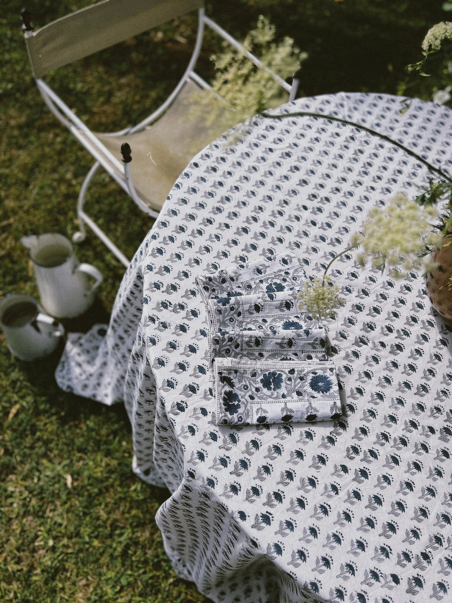 TABLECLOTH AND NAPKINS SET BLOCK PRINT WHITE BLUE