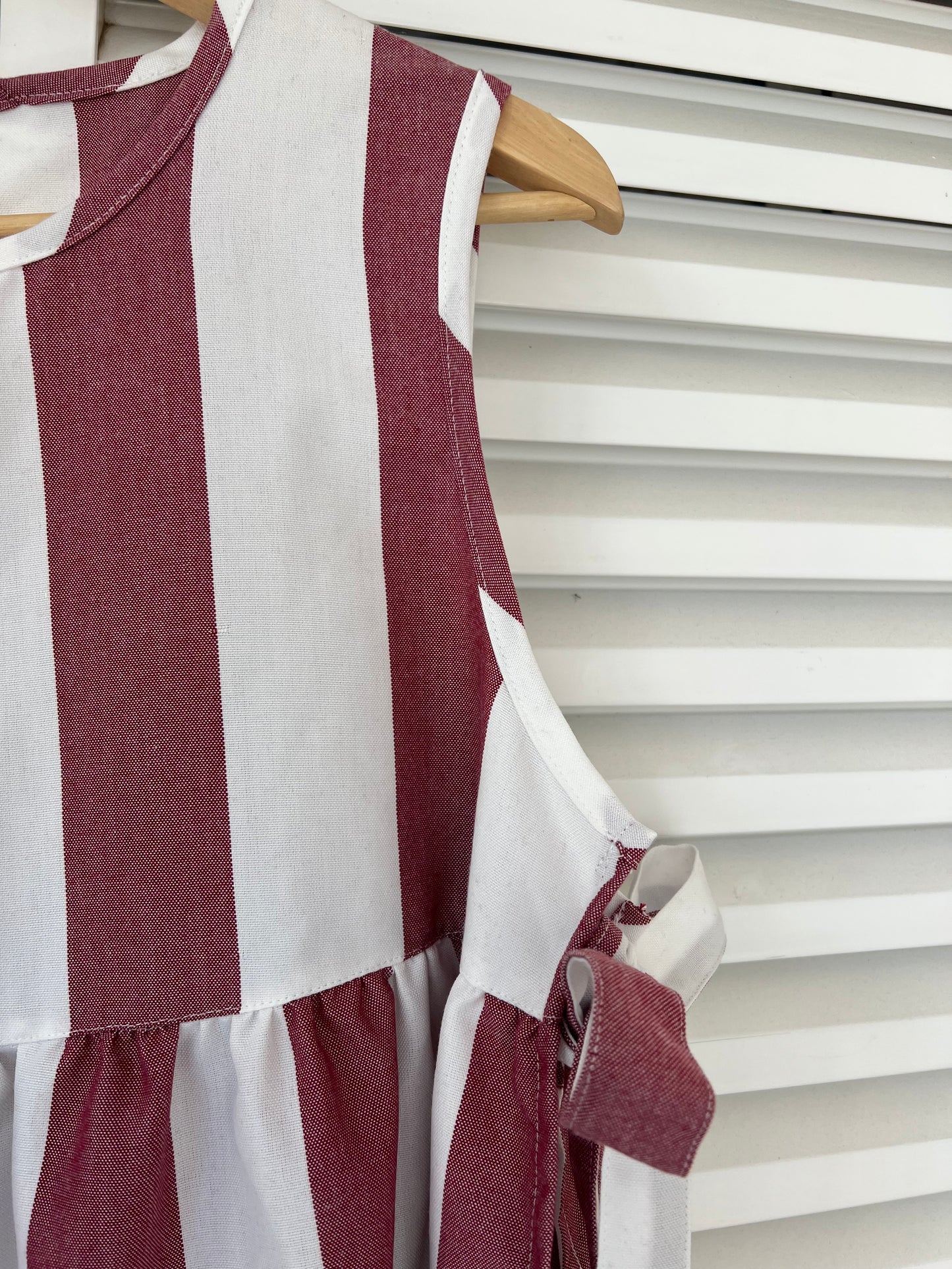 DELANTAL DE LINO RAYAS GUINDA CON LAZADA