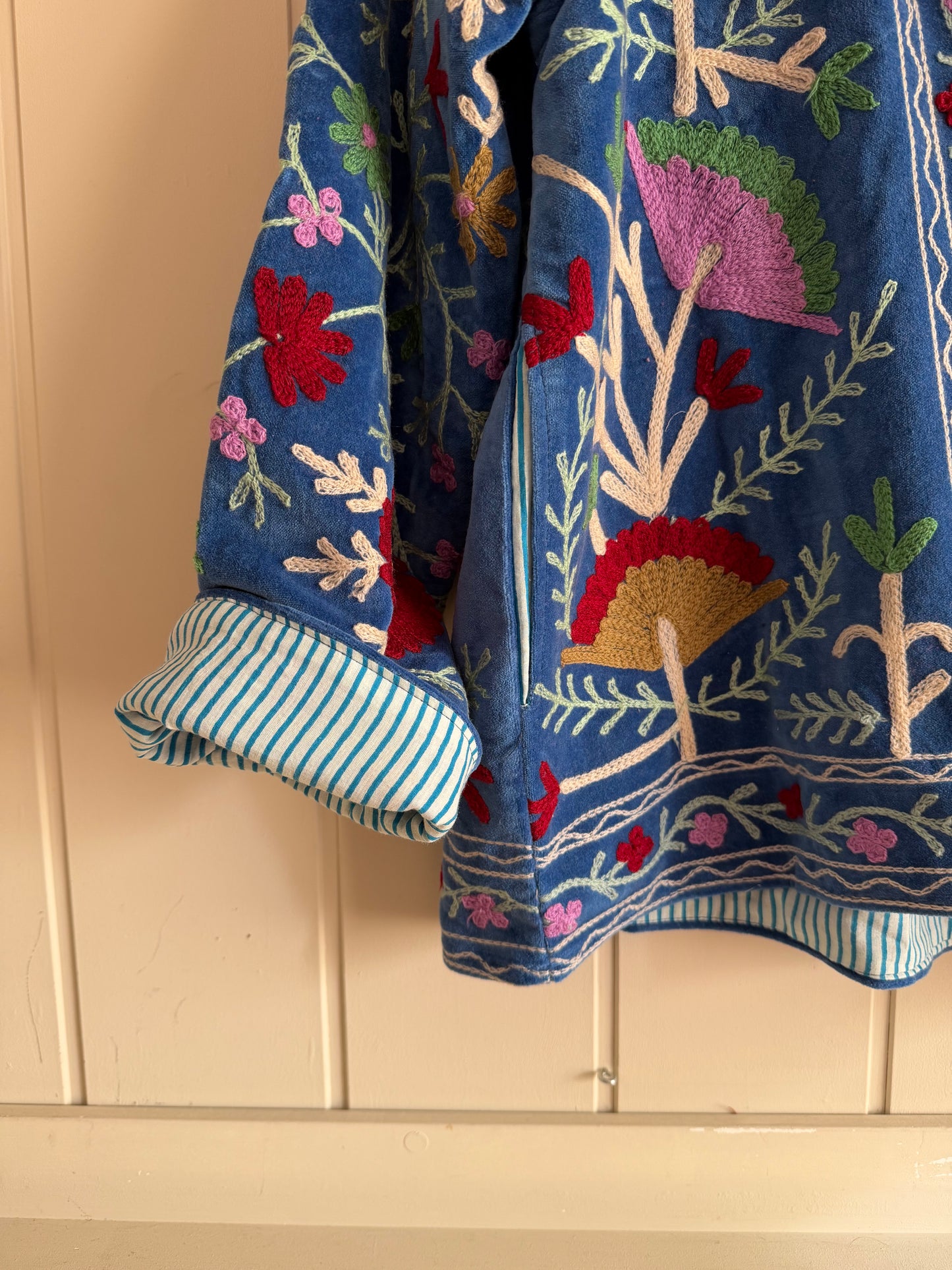 CHAQUETA SUZANI BORDADA A MANO DE TERCIOPELO 02