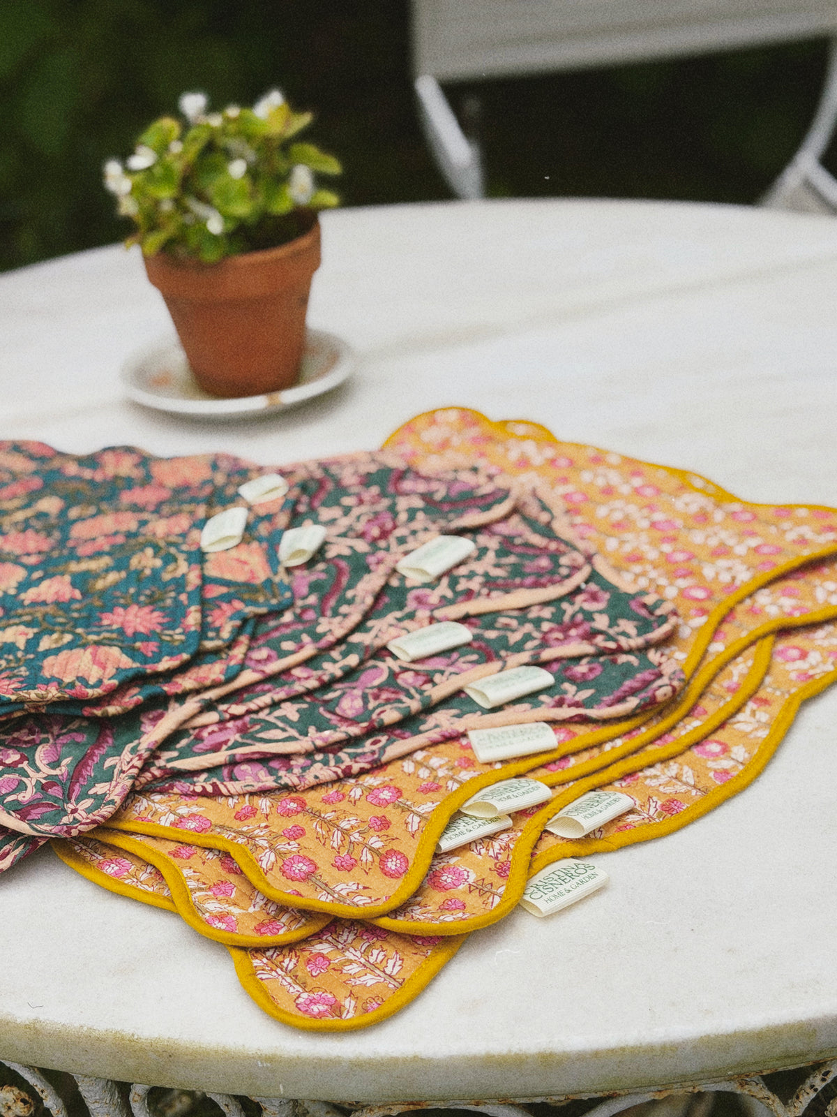 SET 2 MANTELES INDIVIDUALES ACOLCHADOS FLORAL COLOR OCRE