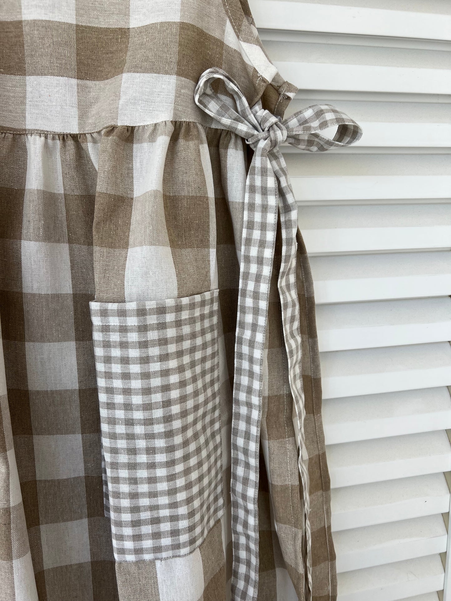 DELANTAL DE LINO VICHY BEIGE CON LAZADA