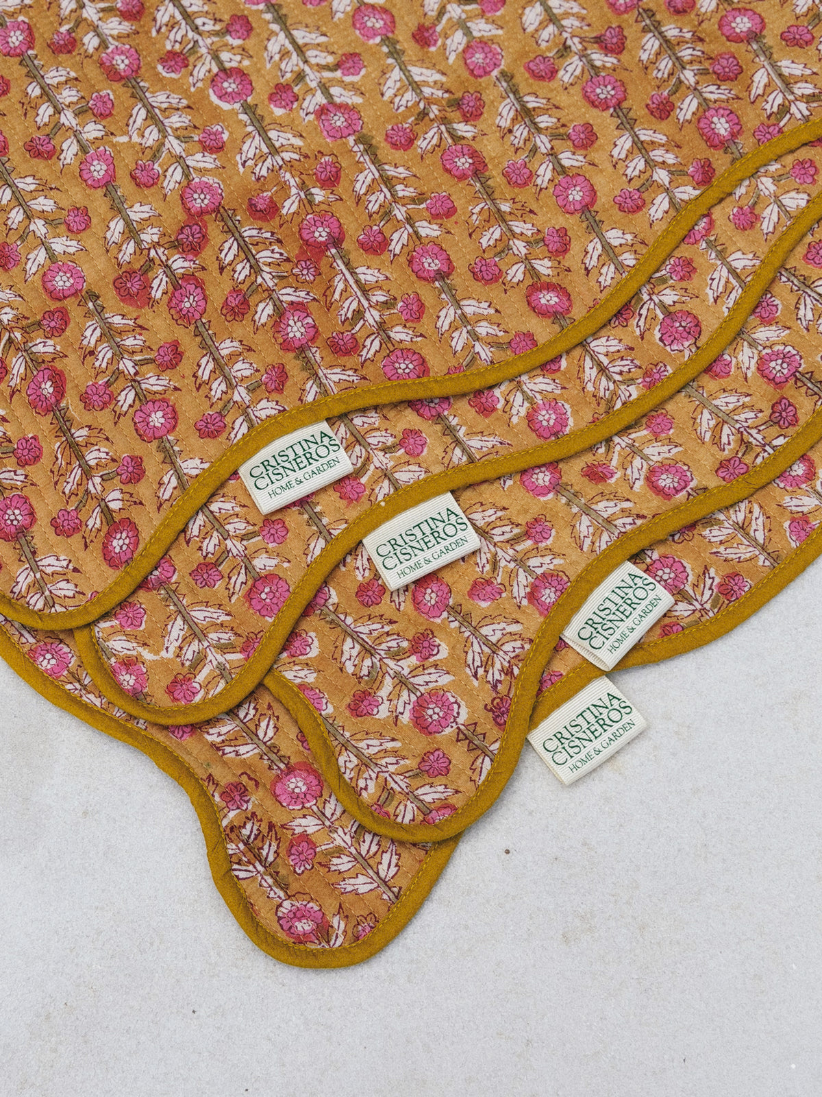 SET 2 MANTELES INDIVIDUALES ACOLCHADOS FLORAL COLOR OCRE