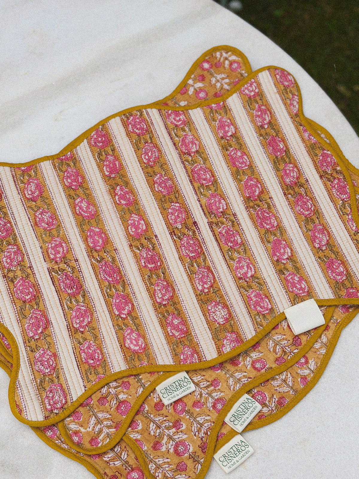 SET 2 MANTELES INDIVIDUALES ACOLCHADOS FLORAL COLOR OCRE