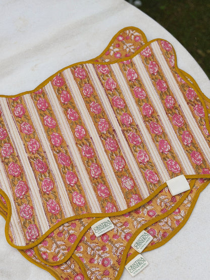 SET 2 MANTELES INDIVIDUALES ACOLCHADOS FLORAL COLOR OCRE