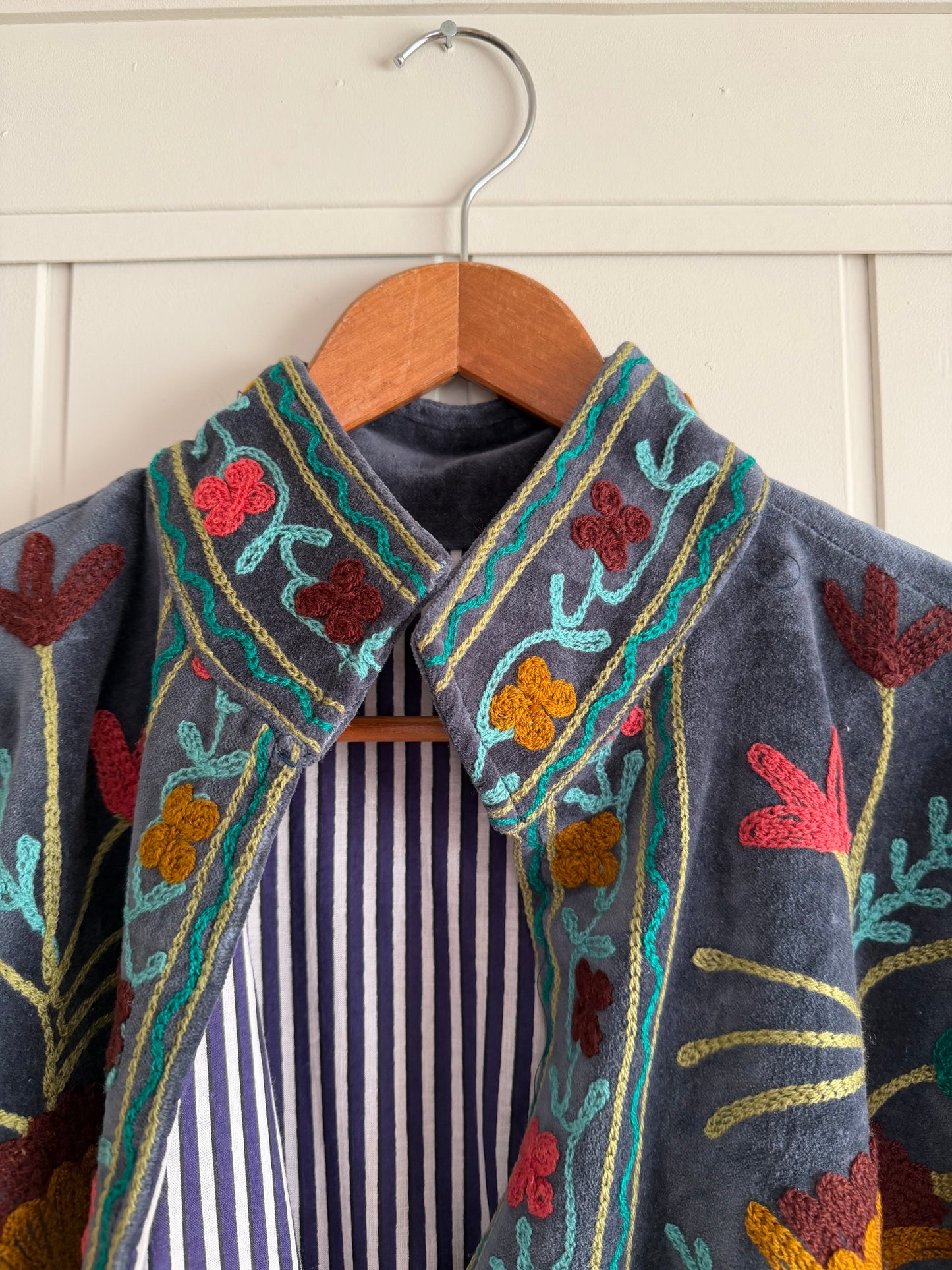 CHAQUETA SUZANI BORDADA A MANO DE TERCIOPELO 01