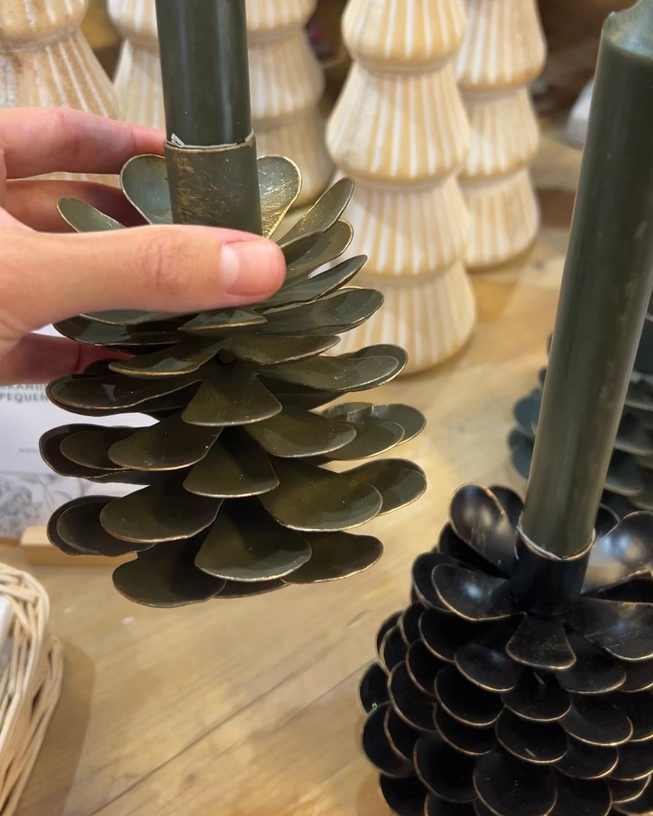 CANDELABROS PIÑAS DE METAL