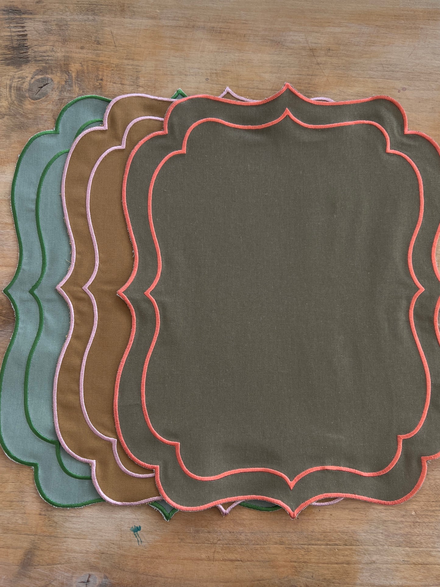 SET OF 2 PLAIN PLAIN TABLEMATS WITH SCALLOP, HUNTING GREEN