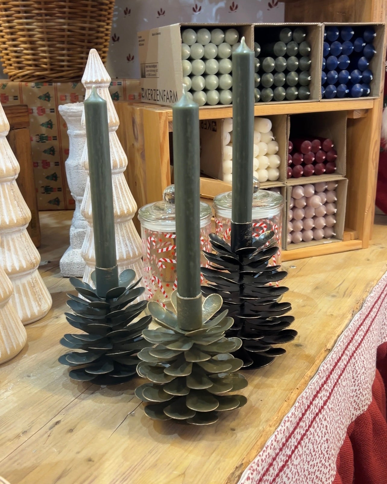 CANDELABROS PIÑAS DE METAL