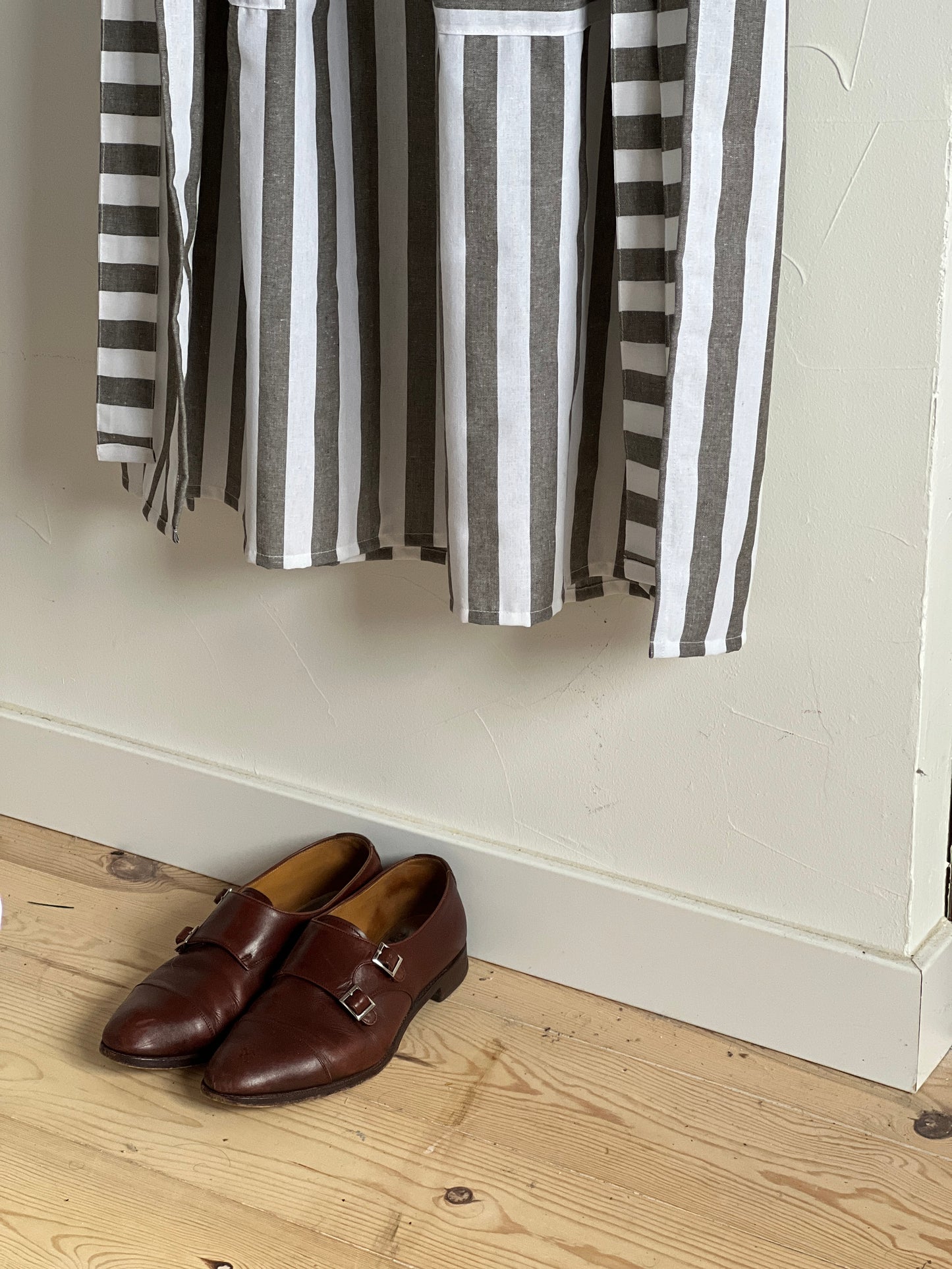 GRAY STRIPED LINEN APRON WITH BOW
