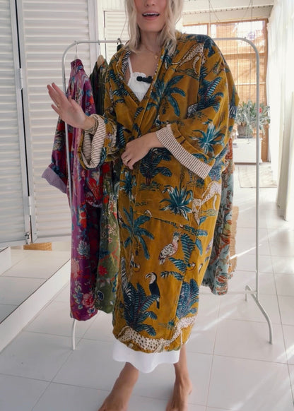 KIMONO EN TERCIOPELO OCRE