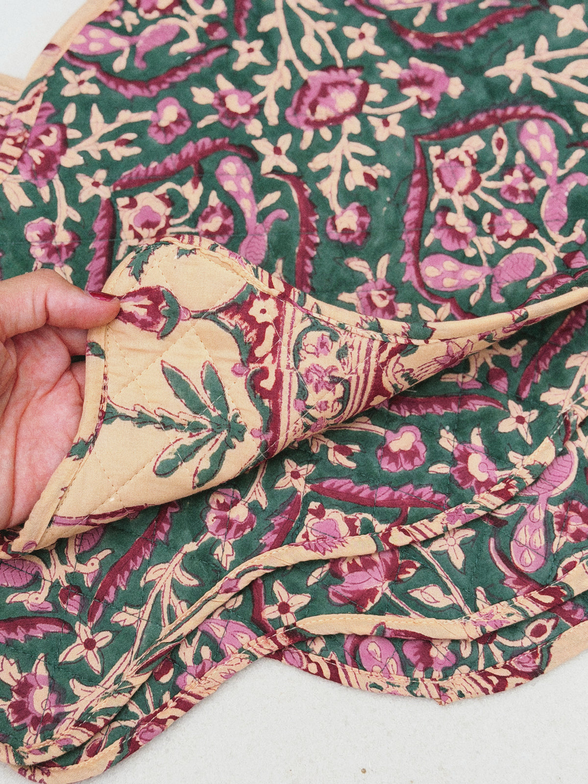 SET 2 MANTELES INDIVIDUALES ACOLCHADOS FLORAL COLOR BEIGE MALVA