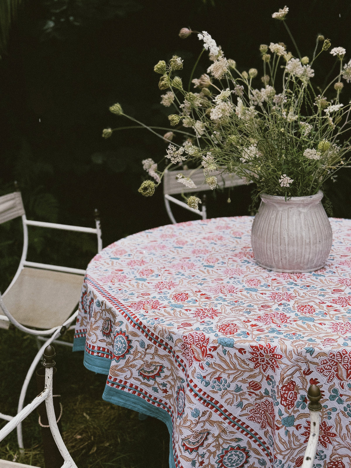 MANTEL FLORAL BLOCK PRINT AZUL ROJO