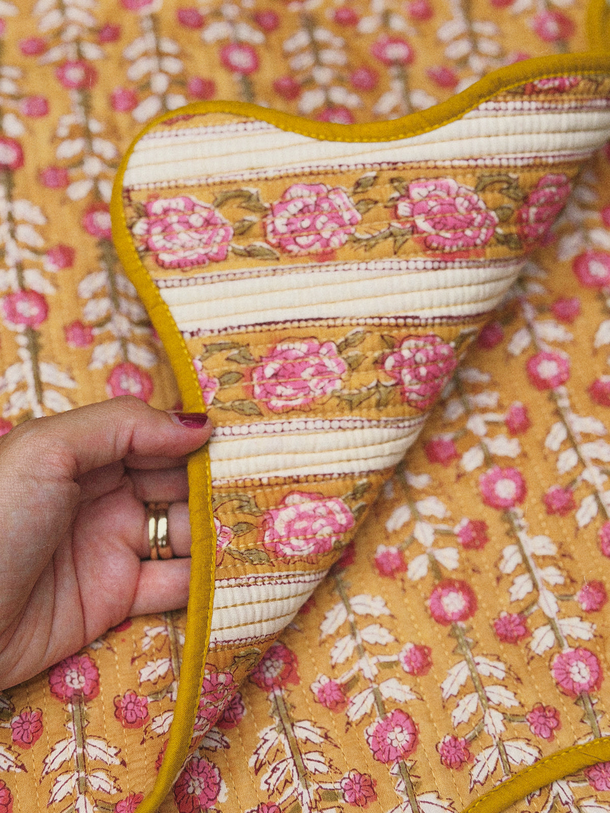 SET 2 MANTELES INDIVIDUALES ACOLCHADOS FLORAL COLOR OCRE