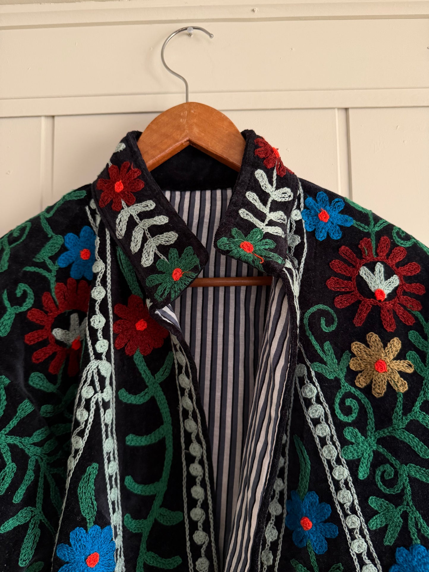 CHAQUETA SUZANI BORDADA A MANO DE TERCIOPELO 05