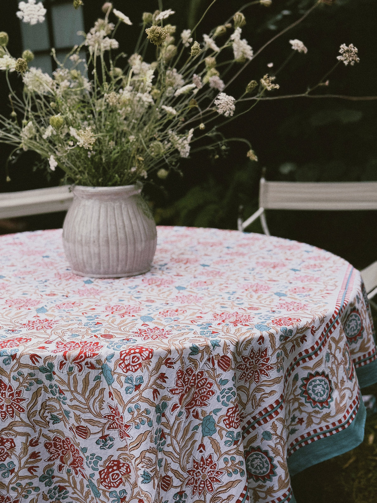 MANTEL FLORAL BLOCK PRINT AZUL ROJO