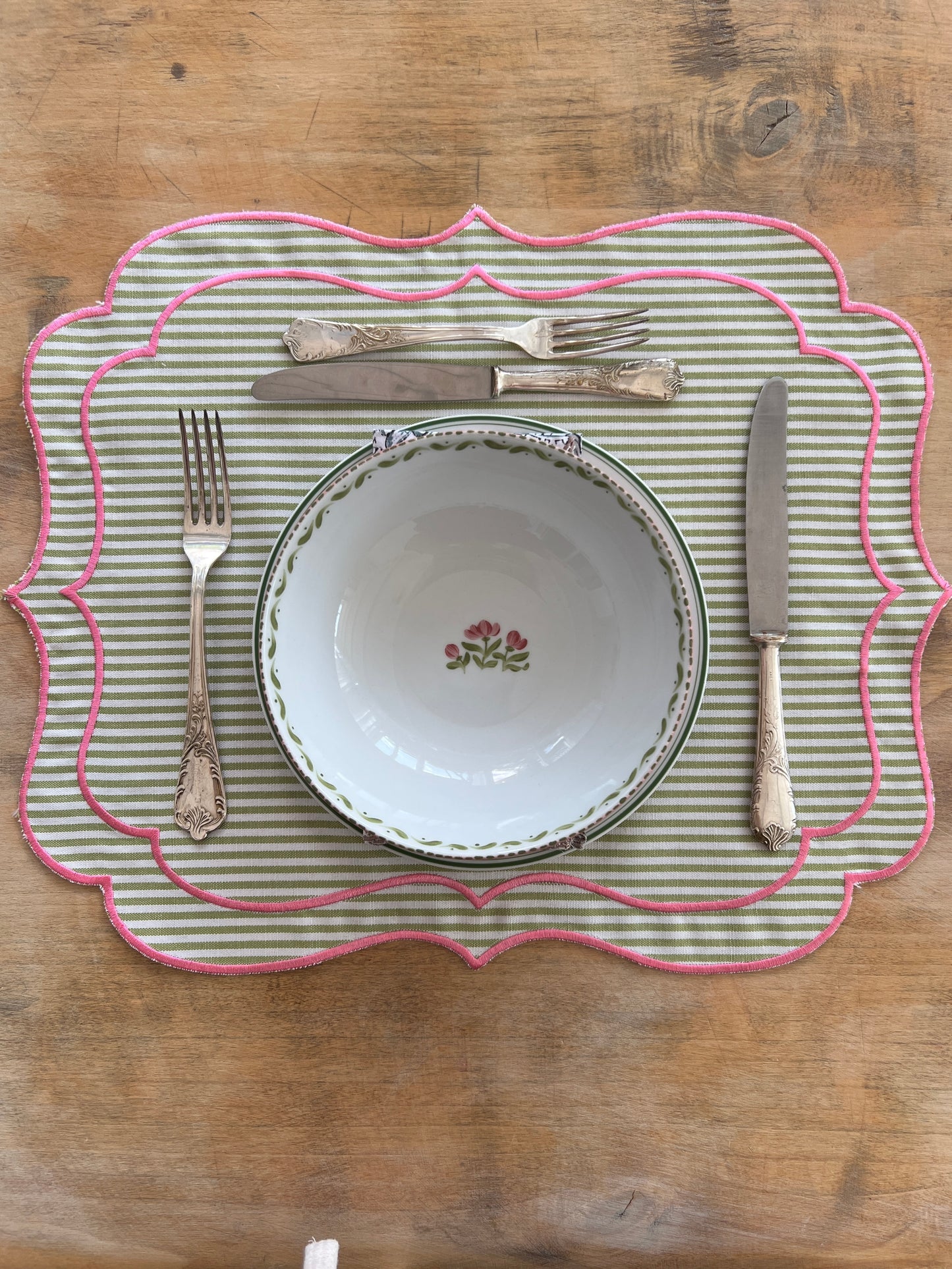 SET OF 2 STRIPED PLACEMATS WITH SCALLOP, PINK GREEN