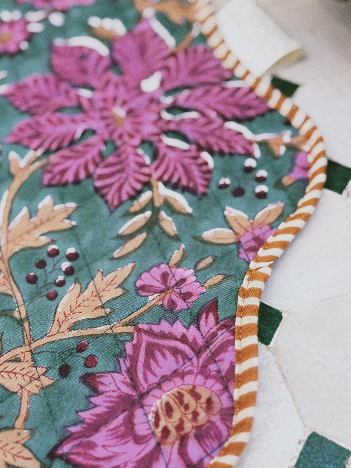 SET 2 MANTELES INDIVIDUALES ACOLCHADOS FLORAL COLOR MARRÓN TURQUESA