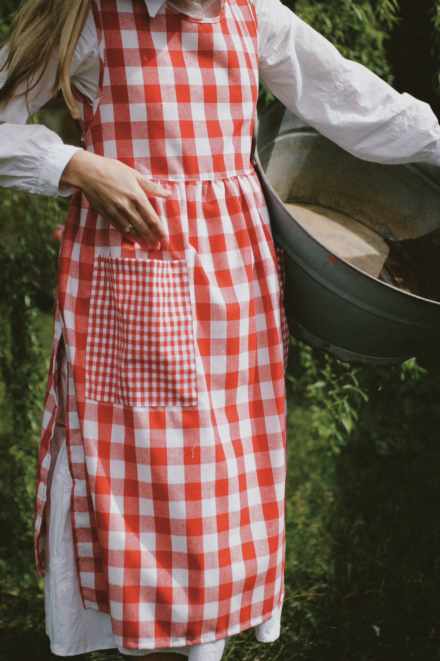 RED VICHY LINEN APRON WITH BOW