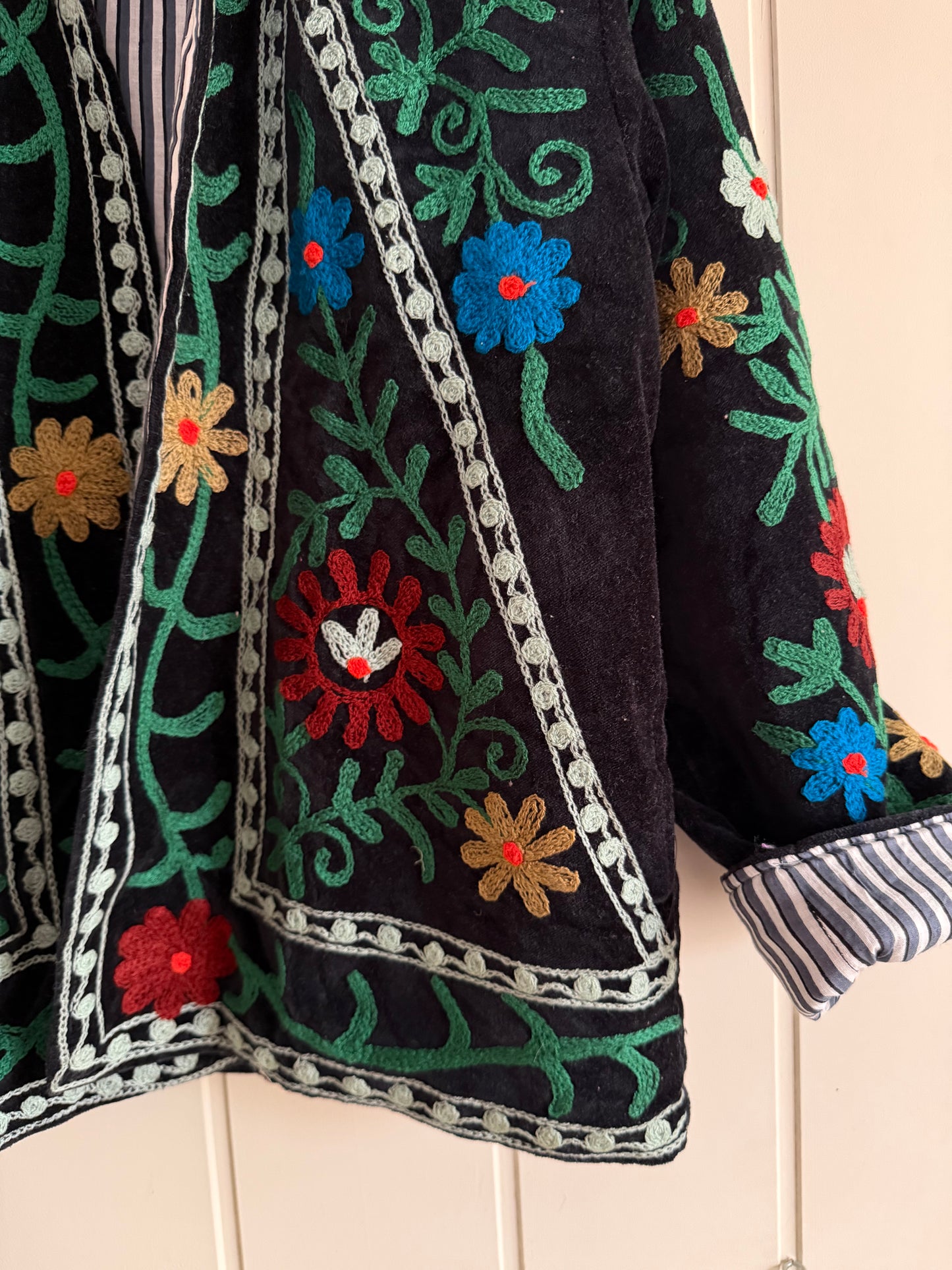 CHAQUETA SUZANI BORDADA A MANO DE TERCIOPELO 05