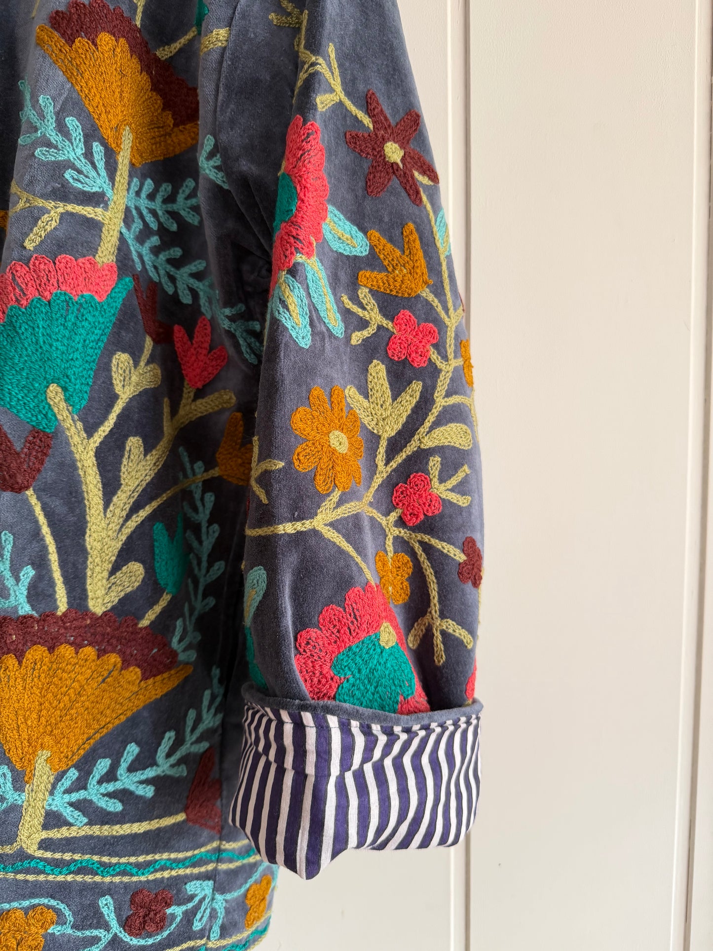 CHAQUETA SUZANI BORDADA A MANO DE TERCIOPELO 01